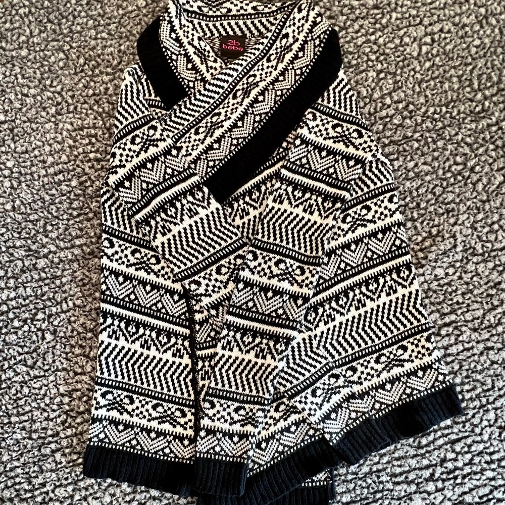 🥇 2B Bebe Black and White Sweater Cardigan